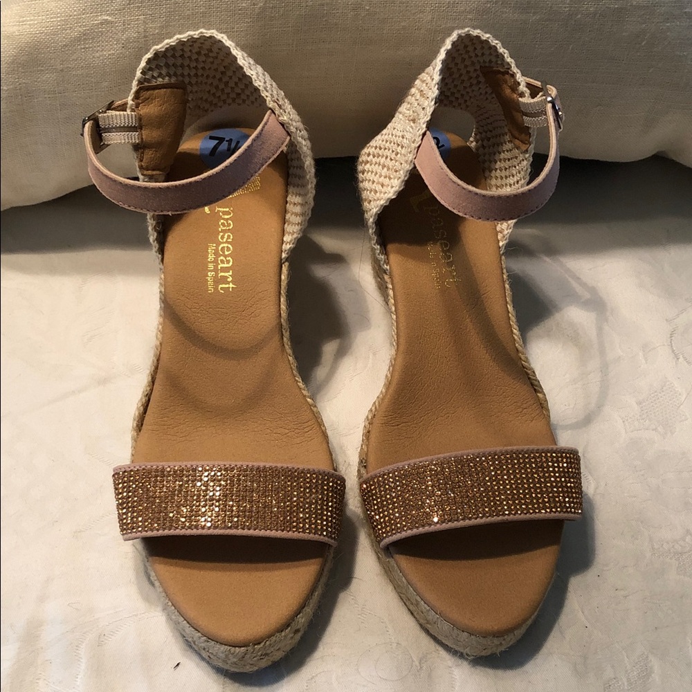 AEROSOLES Blush Pink Wedge Sandals with Sparkle Front Strap
